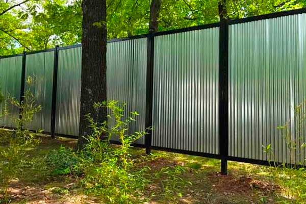 Заборы из металлопрофиля