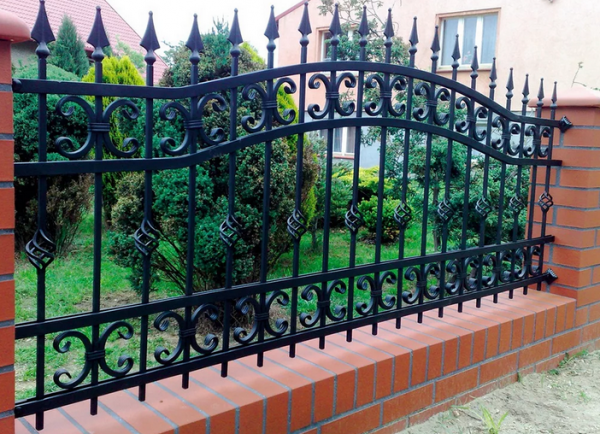 Заборы из металлического штакетника